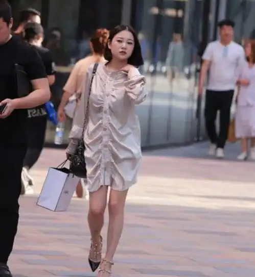 美女穿搭,气质温婉的短发小姐姐,很有街头的气质感