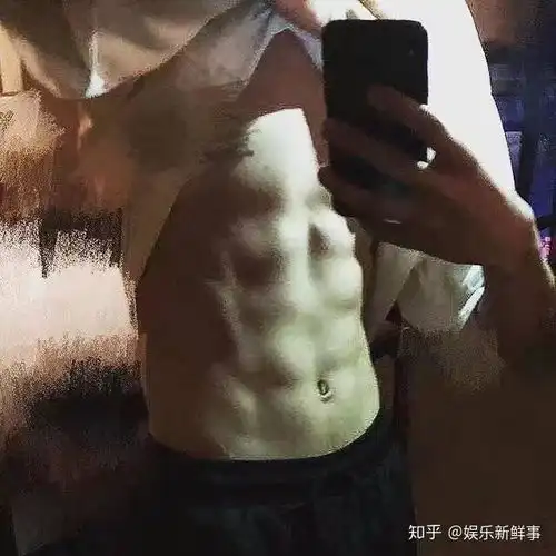 王源的锁骨杀肌肉秀大长腿,男生羡慕女生爱到不行