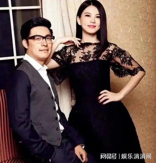 王岳伦的新恋情曝光,与小自己30岁女孩出行,摸腿揽肩举止好亲密