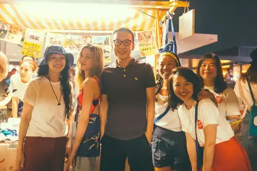 李嫣画猫女妆为闺蜜庆生,嘴部疤痕仍明显,长发披肩气质佳超自信