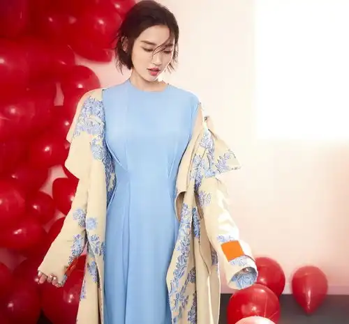 唐艺昕穿粉裙似18岁少女,手上的巨型钻戒亮了,豪气冲天